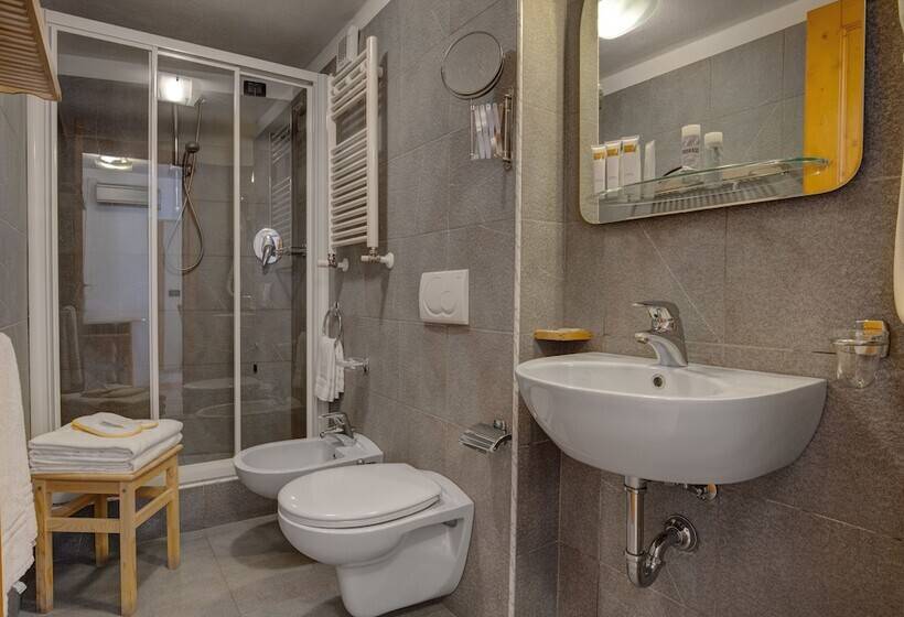 Четырехместный Номер Стандарт, Ih Hotels Courmayeur Mont Blanc