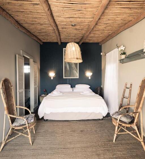 家庭套房, Smugglers' Bnb
