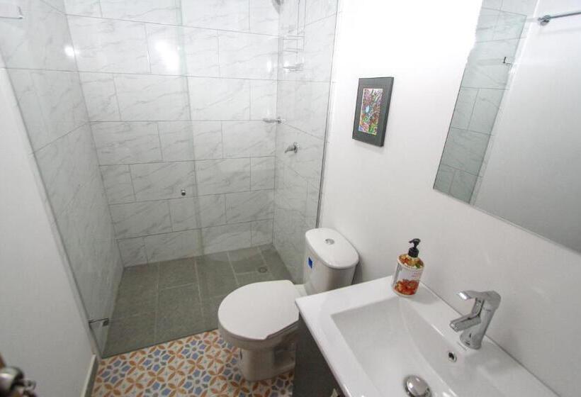 اتاق اکونومی, Casa Tuvia