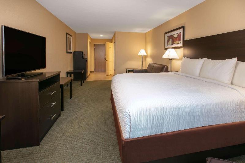 Люкс Кровать Кинг, Days Inn & Suites By Wyndham Florence/jackson Area