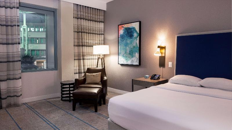 اتاق استاندارد با تخت بزرگ, Hilton Austin Airport