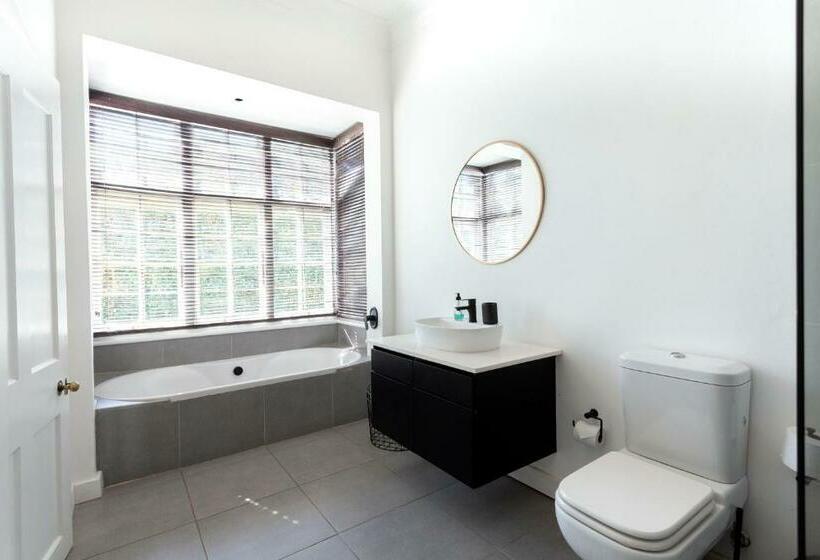 اتاق استاندارد با چشم‌انداز استخر, Taunton Manor