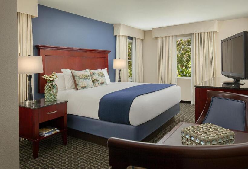 带大床的高级房间, Bristol Harbor Inn