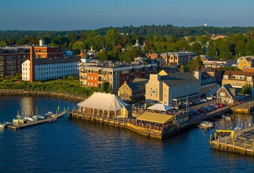 带大床的高级房间, Bristol Harbor Inn