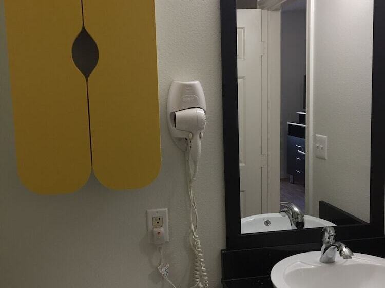 Люкс Адаптированный для Инвалидов, Studio 6dallas, Tx
