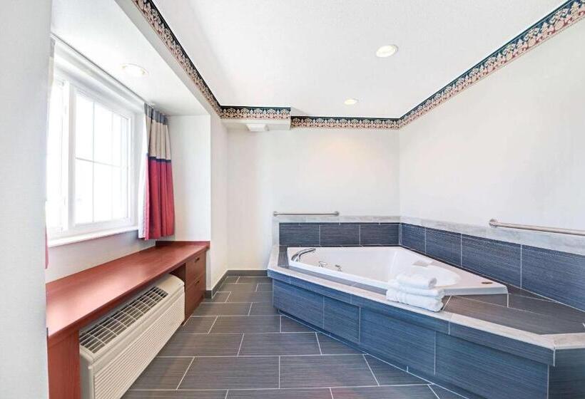 Люкс с гидромассажем, Microtel Inn & Suites Urbandale