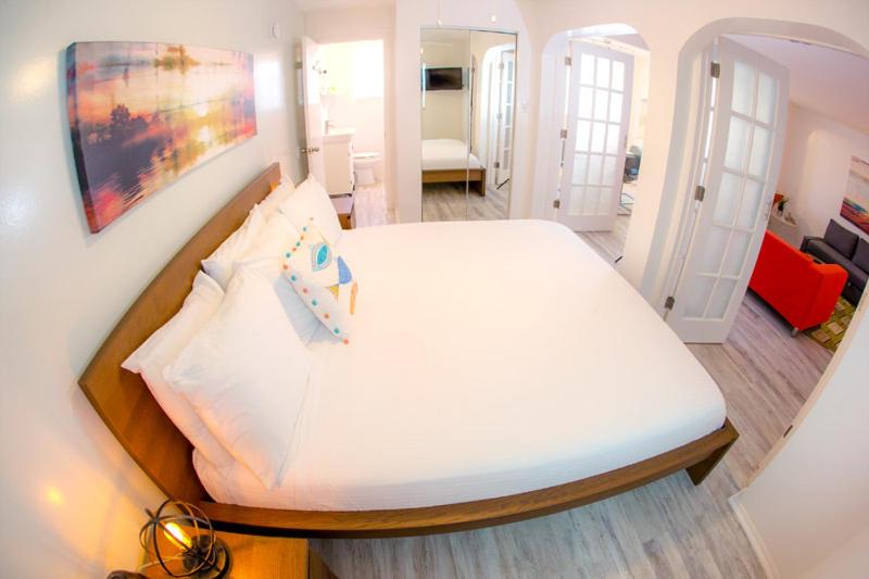스위트 킹사이즈 침대, St. Pete Beach Suites