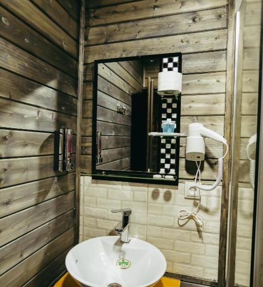 سوییت با چشم‌انداز کوه, Wooden Hotel Kazbegi