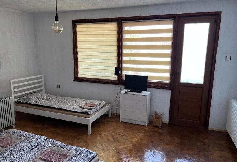 Апартаменты 1 Спальня, White Guest House 2