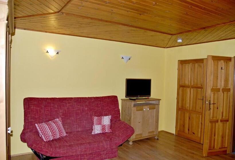 جناح مطلّ علي الجبل, Pension Cortina
