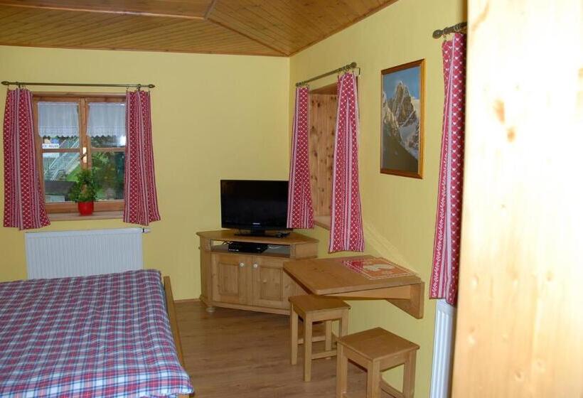 جناح مطلّ علي الجبل, Pension Cortina