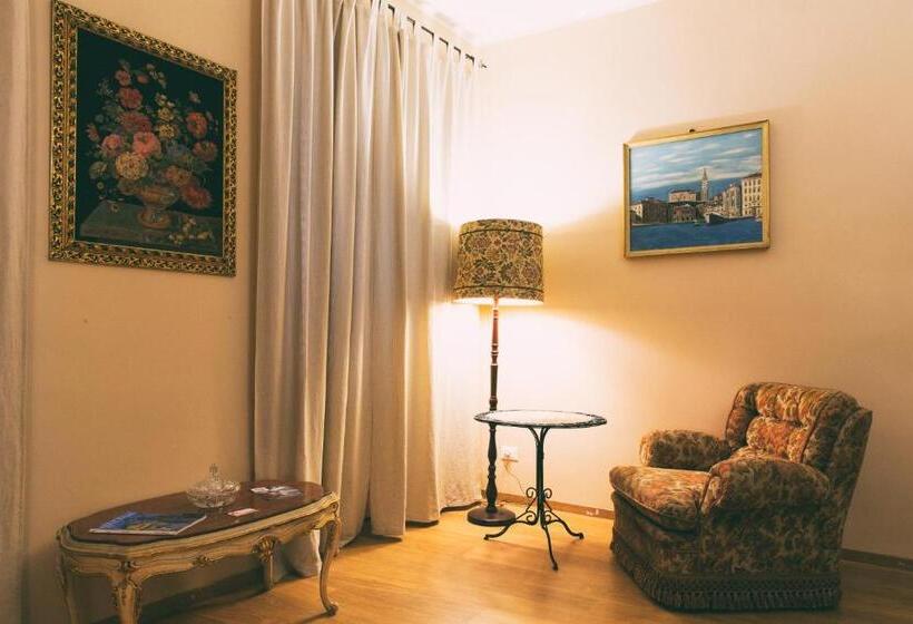 اتاق لوکس با تخت بزرگ, Torrebianca