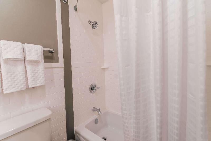 带大床的套房, Best Western Plus Executive Residency Waterloo & Cedar Falls