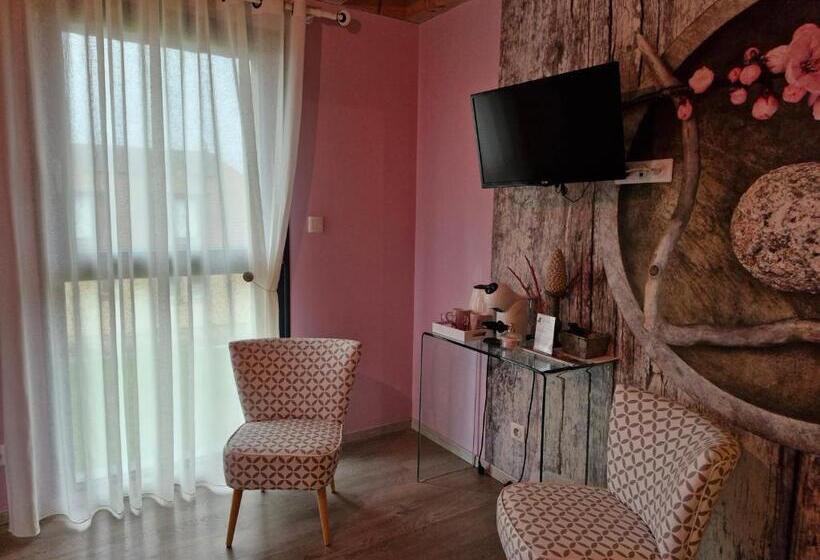 Номер Стандарт Вид на Сад, Ome Sweet Home
