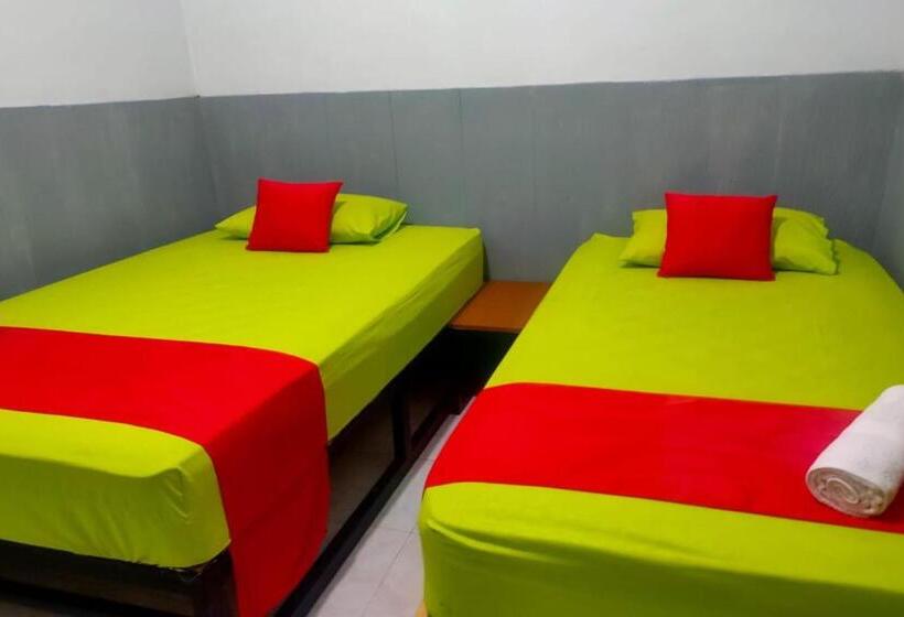 Номер Стандарт, Reddoorz Plus Near Alun Alun Sumenep