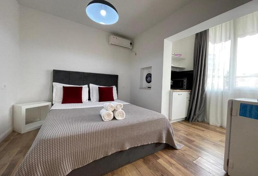 استودیوی استاندارد, Central Studio Apartments