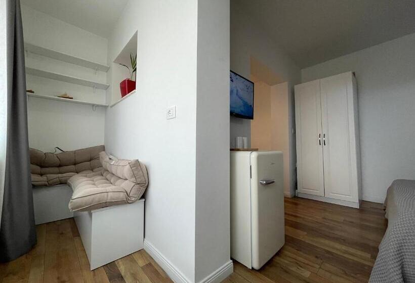 استودیوی استاندارد, Central Studio Apartments