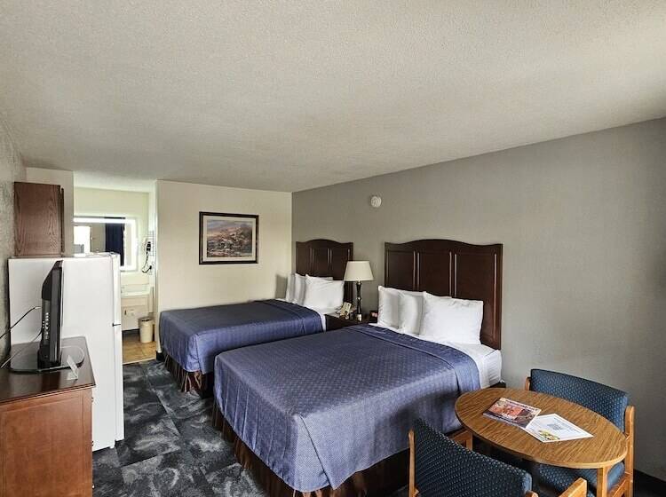 带2个双人床的标准工作室, Bluegrass Extended Stay