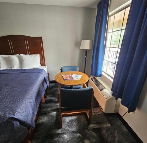 带2个双人床的标准工作室, Bluegrass Extended Stay