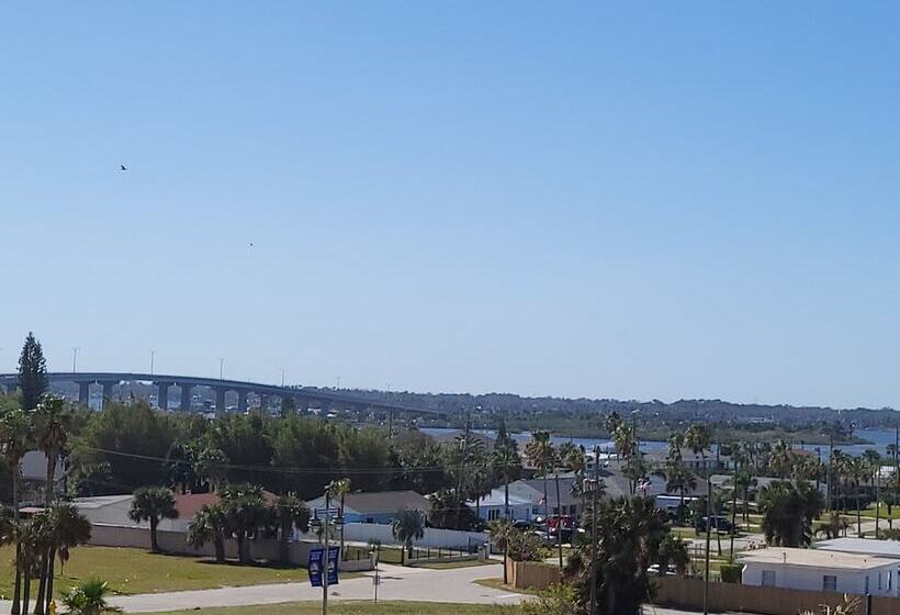 Люкс Семейный 2 Спальни, Beachside Hotel   Daytona Beach   No Pool