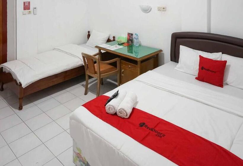 Семейный Номер, Reddoorz Plus @ Alun Alun Nganjuk