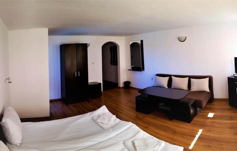 Номер Стандарт Вид на Бассейн, Yakovtsi Inn