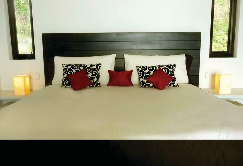 스위트 킹사이즈 침대, Manta Raya Hotel   Right On The Beach
