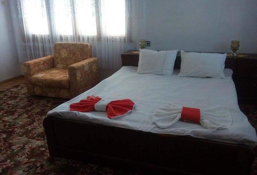 Номер Стандарт Трехместный, Guest House Ahp