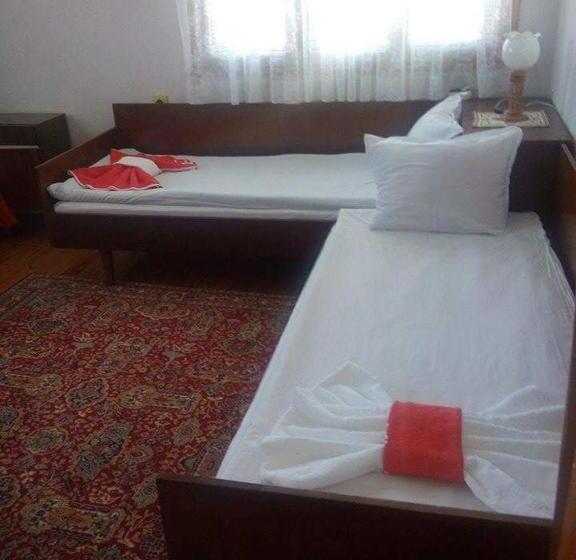 Номер Стандарт Трехместный, Guest House Ahp