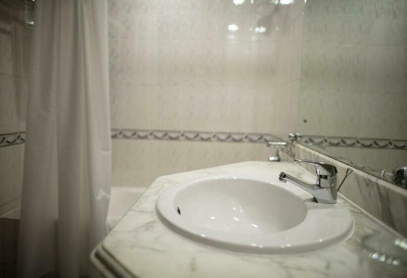 اتاق استاندارد با چشم‌انداز استخر, Grand Oasis Resort