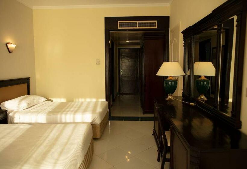 اتاق استاندارد با چشم‌انداز استخر, Grand Oasis Resort