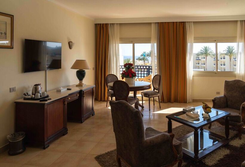 سوییت با چشم‌انداز استخر, Grand Oasis Resort