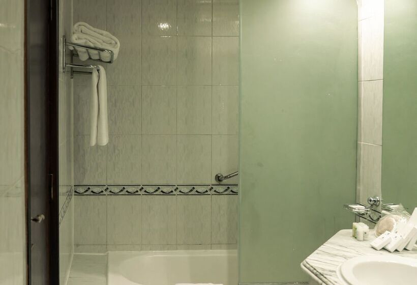 اتاق استاندارد با چشم‌انداز استخر, Grand Oasis Resort