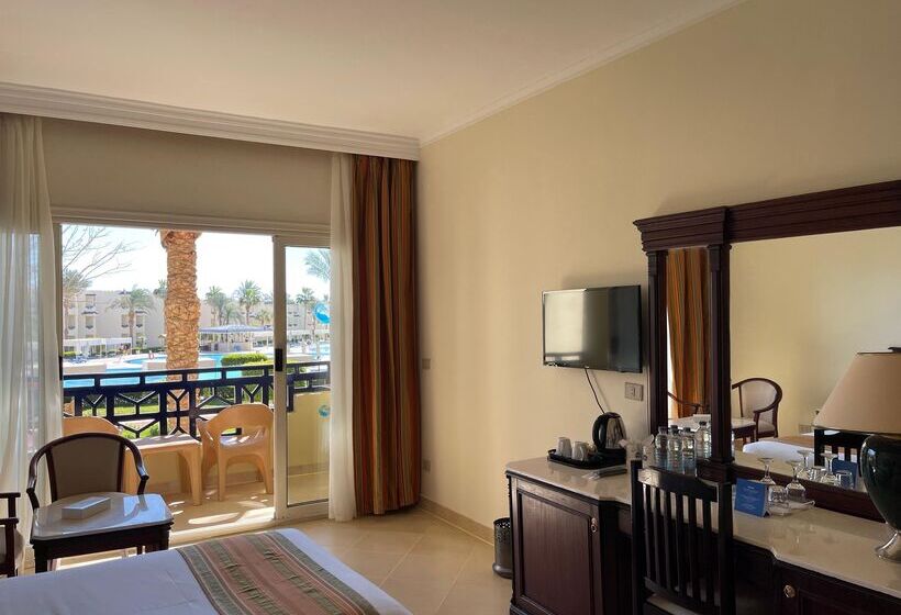 اتاق استاندارد با چشم‌انداز استخر, Grand Oasis Resort