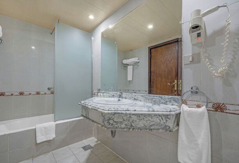 اتاق استاندارد با چشم‌انداز استخر, Grand Oasis Resort
