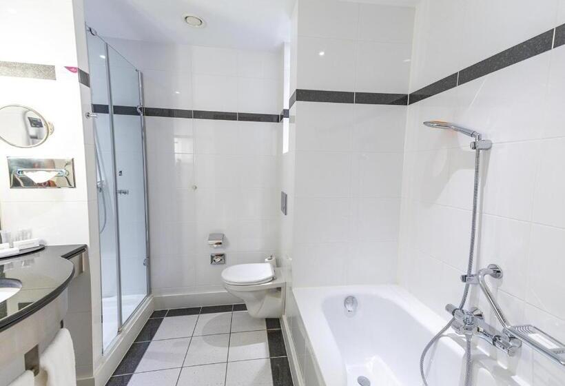看到停车场的带双人床的标准房间, Crowne Plaza Brussels Airport, An Ihg