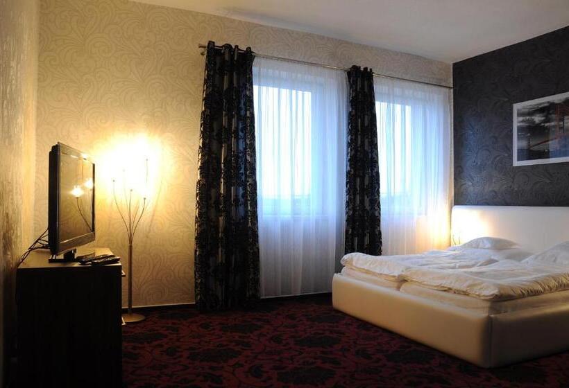 标准间, Restaurace A Hotel Amerika