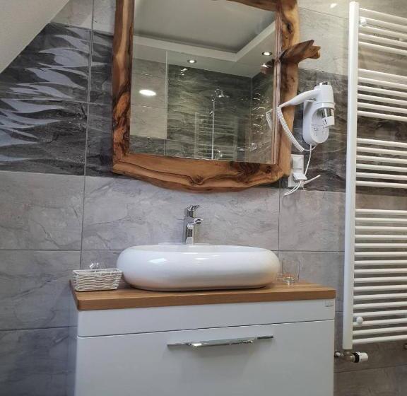 اتاق لوکس, Rustic Inn River