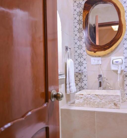 Junior Suite, Hulku