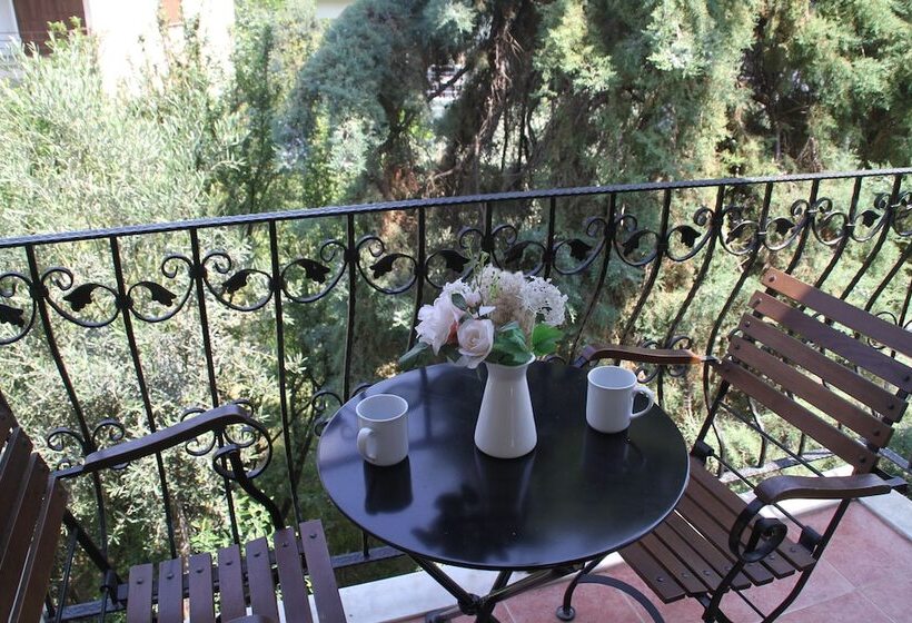 Студио Стандарт Вид на Сад, Rosy Suites