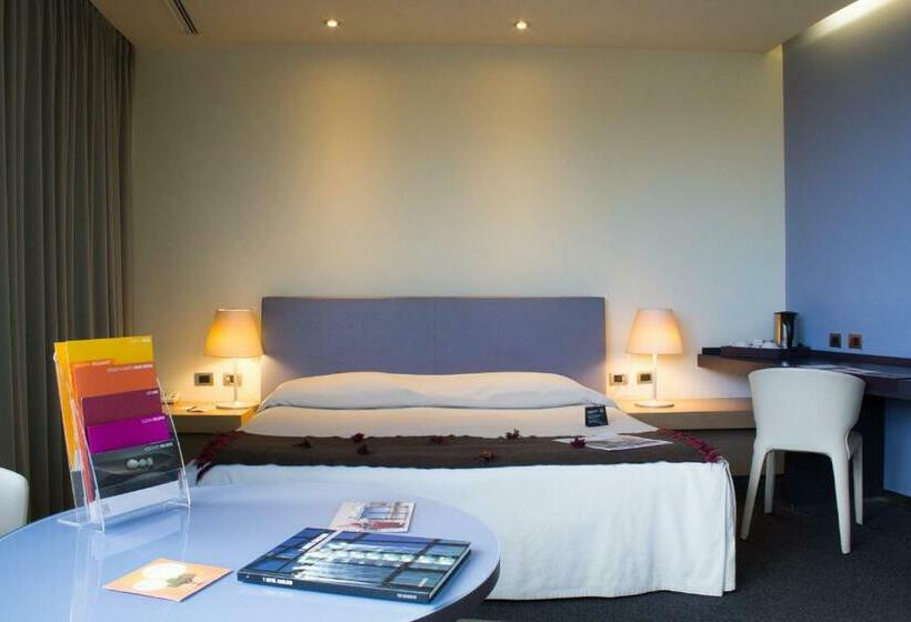 Полулюкс, Unahotels T Hotel Cagliari