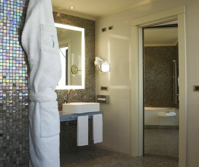 Полулюкс, Unahotels T Hotel Cagliari