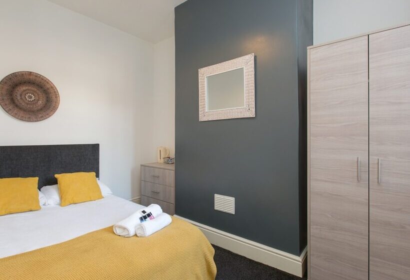 غرفة قياسية حمام مشترك, Townhouse @ 83 Edleston Road Crewe