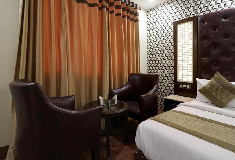 디럭스 트리플 룸, Mannat International By Mannat