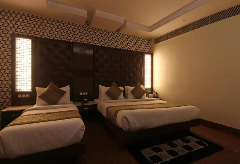 디럭스 트리플 룸, Mannat International By Mannat