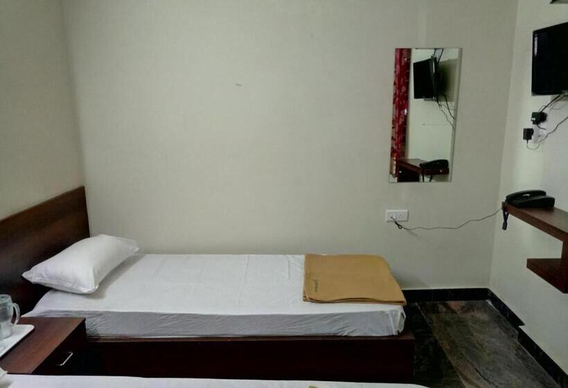Economy Triple Room, Sahara Inn
