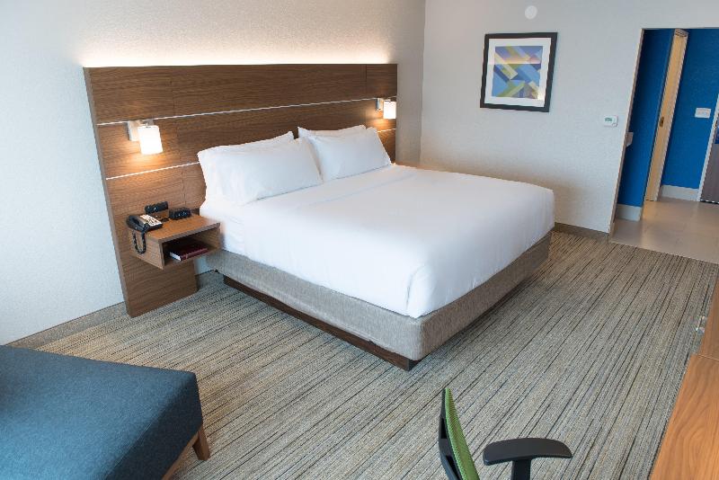 Номер Стандарт Кровать Кинг Адаптированный для Инвалидов, Holiday Inn Express & Suites Dayton North   Vandalia, An Ihg