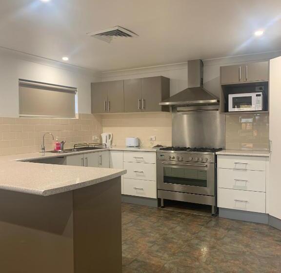 Апартаменты 2 Спальни, Lakeside Inn Wollongong