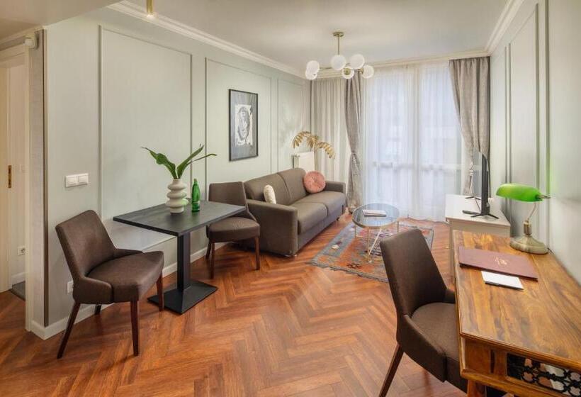 高级三人间, Queen S Court Hotel & Residence