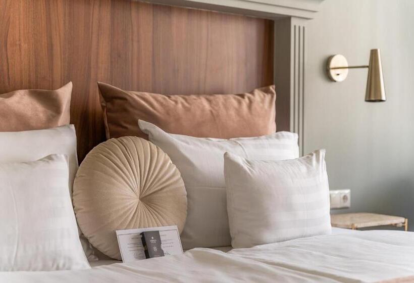 高级三人间, Queen S Court Hotel & Residence
